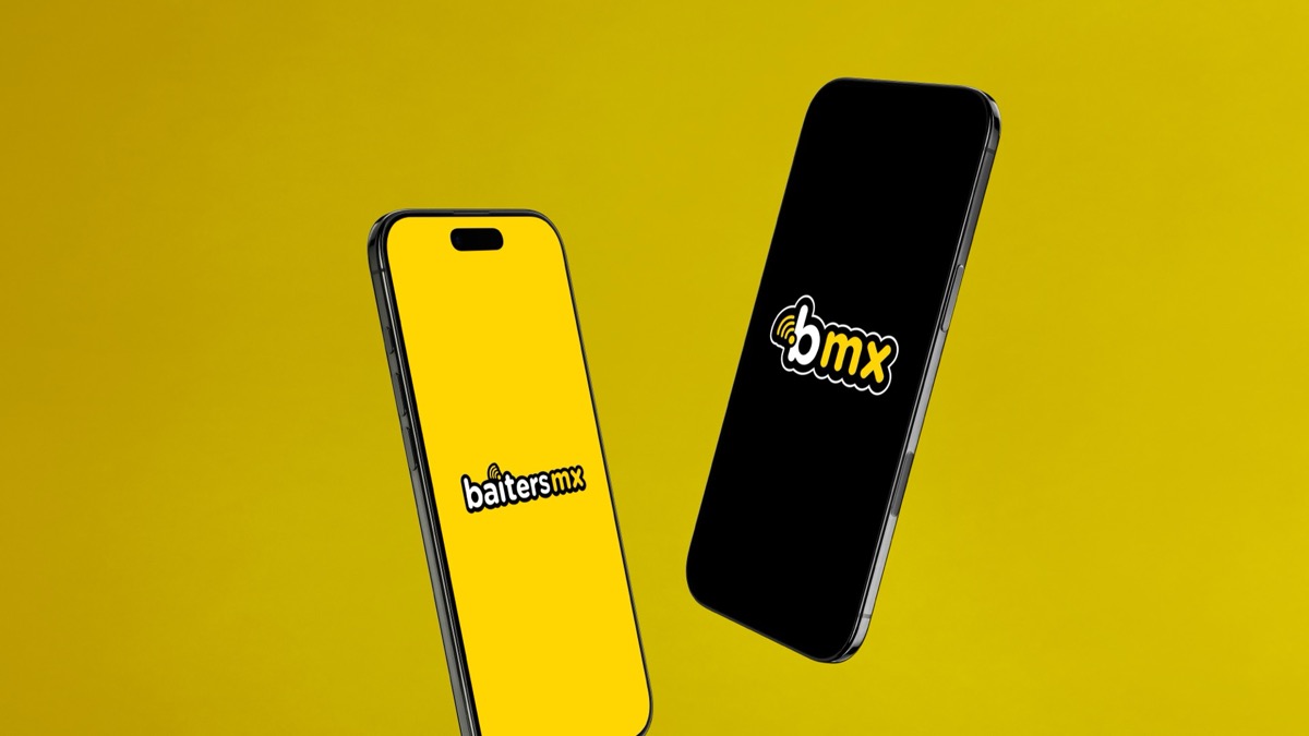 Dos teléfonos con la identidad visual de Baiters MX
